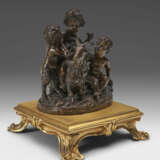 A PAIR OF BRONZE GROUPS OF PUTTI - Foto 10