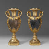A PAIR OF FRENCH ORMOLU AND SILVERED METAL VASES - Foto 4
