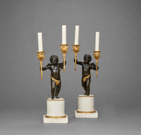 A PAIR OF DIRECTOIRE ORMOLU, PATINATED-BRONZE AND WHITE MARBLE TWO-LIGHT CANDELABRA - Foto 2