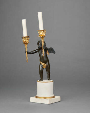 A PAIR OF DIRECTOIRE ORMOLU, PATINATED-BRONZE AND WHITE MARBLE TWO-LIGHT CANDELABRA - Foto 4