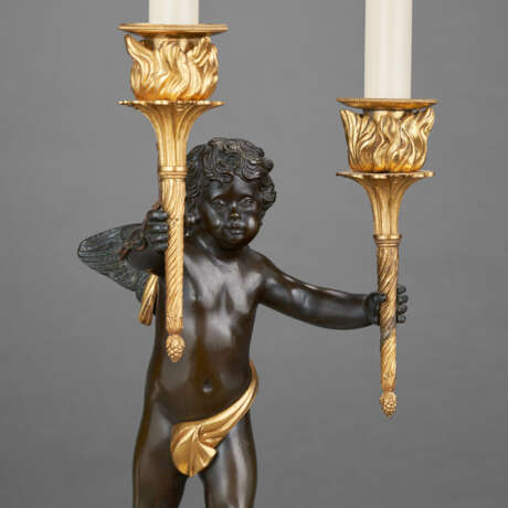 A PAIR OF DIRECTOIRE ORMOLU, PATINATED-BRONZE AND WHITE MARBLE TWO-LIGHT CANDELABRA - Foto 5