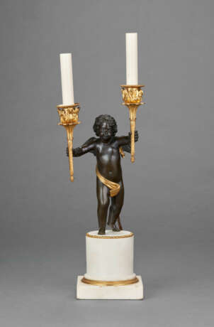 A PAIR OF DIRECTOIRE ORMOLU, PATINATED-BRONZE AND WHITE MARBLE TWO-LIGHT CANDELABRA - Foto 6