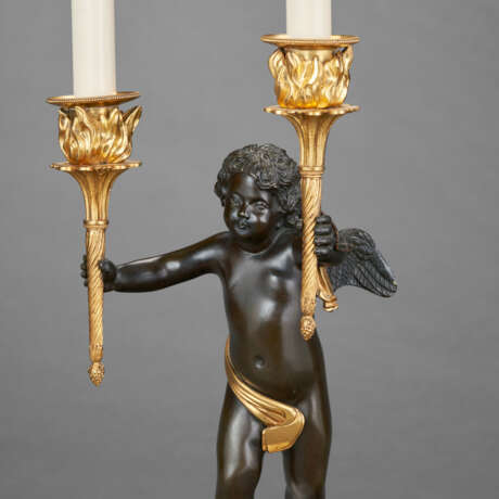 A PAIR OF DIRECTOIRE ORMOLU, PATINATED-BRONZE AND WHITE MARBLE TWO-LIGHT CANDELABRA - Foto 7