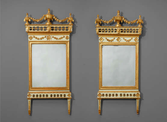 A NEAR PAIR OF NORTH ITALIAN PARCEL-GILT AND BLUE-PAINTED MIRRORS - Foto 1