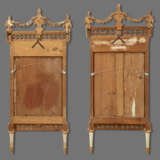 A NEAR PAIR OF NORTH ITALIAN PARCEL-GILT AND BLUE-PAINTED MIRRORS - Foto 3