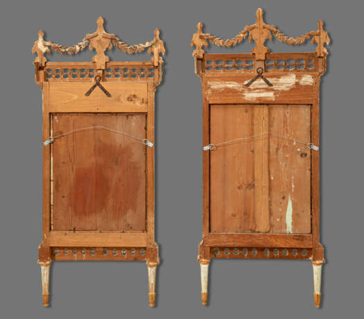 A NEAR PAIR OF NORTH ITALIAN PARCEL-GILT AND BLUE-PAINTED MIRRORS - photo 3