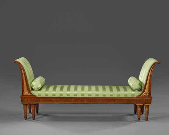 A NORTH ITALIAN WALNUT, FRUITWOOD AND PARCEL-GILT DAYBED - Foto 1