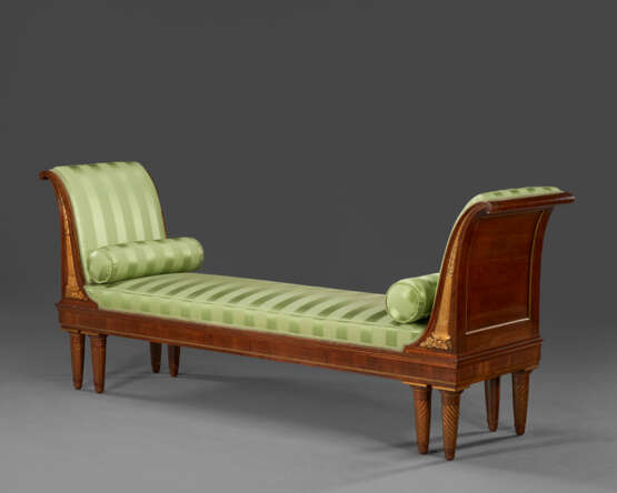 A NORTH ITALIAN WALNUT, FRUITWOOD AND PARCEL-GILT DAYBED - фото 2