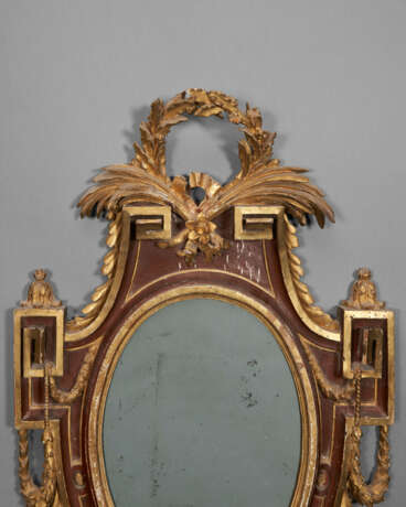 AN ITALIAN BROWN-PAINTED AND PARCEL-GILT MIRROR - Foto 2