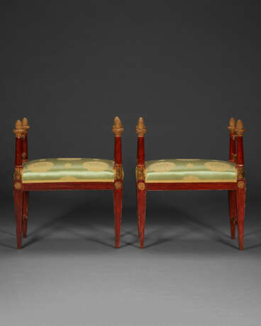 A PAIR OF NORTH ITALIAN PARCEL-GILT AND RED-PAINTED STOOLS - Foto 2