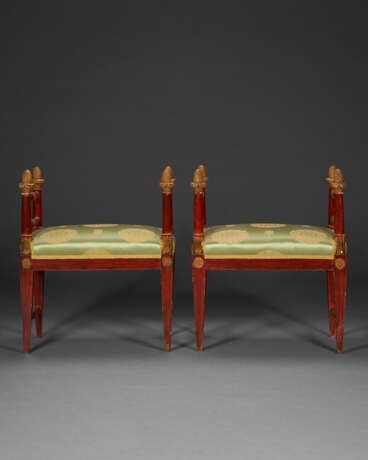 A PAIR OF NORTH ITALIAN PARCEL-GILT AND RED-PAINTED STOOLS - Foto 3