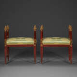A PAIR OF NORTH ITALIAN PARCEL-GILT AND RED-PAINTED STOOLS - Foto 3