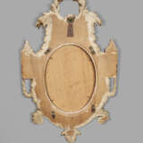 AN ITALIAN BROWN-PAINTED AND PARCEL-GILT MIRROR - Foto 3