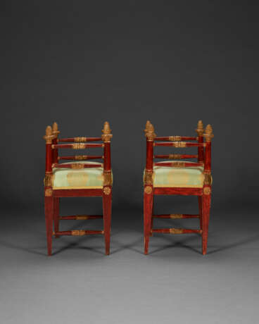 A PAIR OF NORTH ITALIAN PARCEL-GILT AND RED-PAINTED STOOLS - photo 5