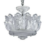 A PAIR OF LALIQUE GLASS 'CHENE' CEILING LIGHTS - Foto 6