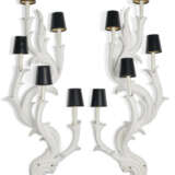 A PAIR OF WHITE-PAINTED PLASTER FIVE-BRANCH WALL LIGHTS - Foto 1
