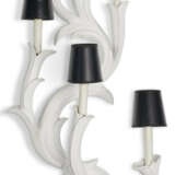 A PAIR OF WHITE-PAINTED PLASTER FIVE-BRANCH WALL LIGHTS - Foto 2