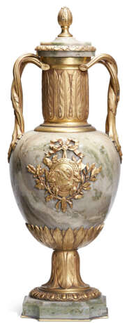 A PAIR OF FRENCH ORMOLU-MOUNTED MARBLE TWO-HANDLED VASES AND COVERS - фото 2