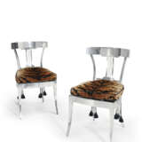 A PAIR OF POLISHED STEEL KLISMOS SIDE CHAIRS - Foto 1