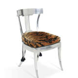 A PAIR OF POLISHED STEEL KLISMOS SIDE CHAIRS - Foto 3