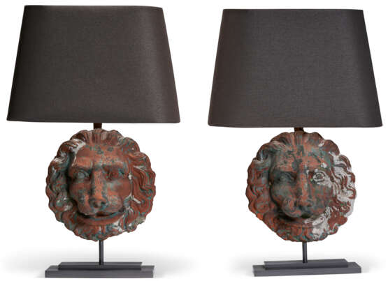 A PAIR OF TERRACOTTA AND BRUSHED-METAL LAMPS - фото 1