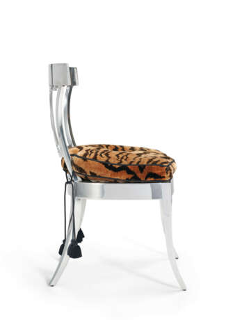 A PAIR OF POLISHED STEEL KLISMOS SIDE CHAIRS - Foto 5