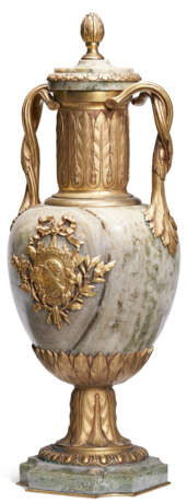 A PAIR OF FRENCH ORMOLU-MOUNTED MARBLE TWO-HANDLED VASES AND COVERS - фото 8