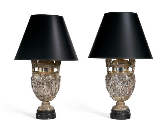 A PAIR OF SILVERED-BRASS AND COPPER VASES, NOW MOUNTED AS LAMPS - Foto 3