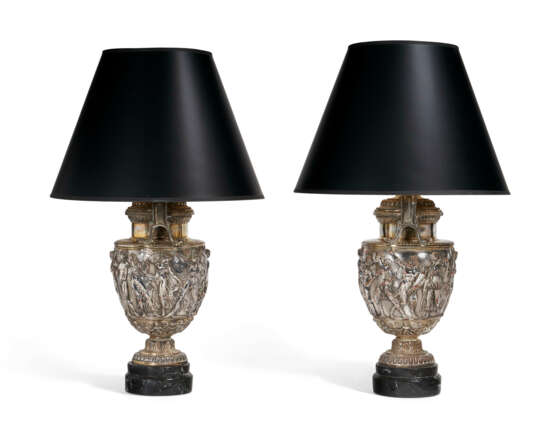 A PAIR OF SILVERED-BRASS AND COPPER VASES, NOW MOUNTED AS LAMPS - Foto 4