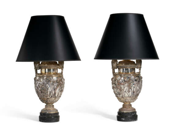 A PAIR OF SILVERED-BRASS AND COPPER VASES, NOW MOUNTED AS LAMPS - Foto 5