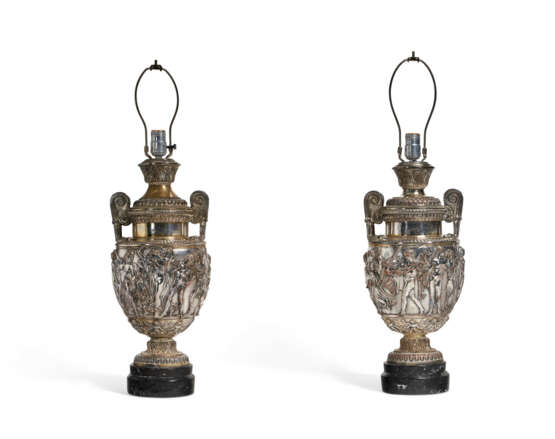 A PAIR OF SILVERED-BRASS AND COPPER VASES, NOW MOUNTED AS LAMPS - Foto 6
