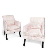 A PAIR OF UPHOLSTERED AND EBONIZED ARMCHAIRS - Foto 1