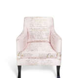 A PAIR OF UPHOLSTERED AND EBONIZED ARMCHAIRS - Foto 2
