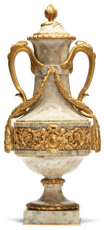 A PAIR OF FRENCH ORMOLU-MOUNTED GREEN MARBLE TWO-HANDLED VASES AND COVERS - Foto 6