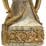 A PAIR OF FRENCH ORMOLU-MOUNTED GREEN MARBLE TWO-HANDLED VASES AND COVERS - Foto 8