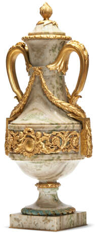 A PAIR OF FRENCH ORMOLU-MOUNTED GREEN MARBLE TWO-HANDLED VASES AND COVERS - Foto 9