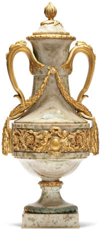 A PAIR OF FRENCH ORMOLU-MOUNTED GREEN MARBLE TWO-HANDLED VASES AND COVERS - фото 10