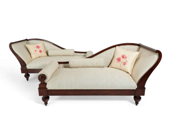 A PAIR OF GEORGE IV STYLE CHAISE LONGUES - Foto 1