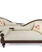 Chaiselongue. A PAIR OF GEORGE IV STYLE CHAISE LONGUES