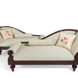 A PAIR OF GEORGE IV STYLE CHAISE LONGUES - фото 1