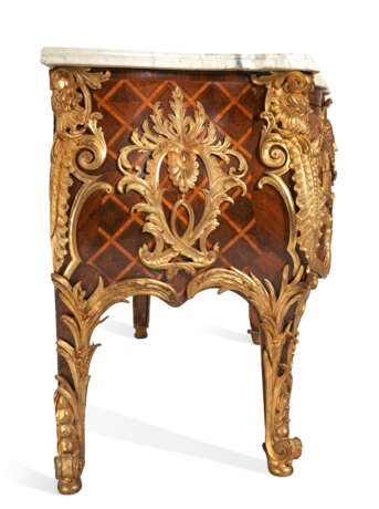 A REGENCE-STYLE ORMOLU-MOUNTED KINGWOOD, TULIPWOOD AND PARQUETRY BOMBE SERPENTINE COMMODE - photo 3