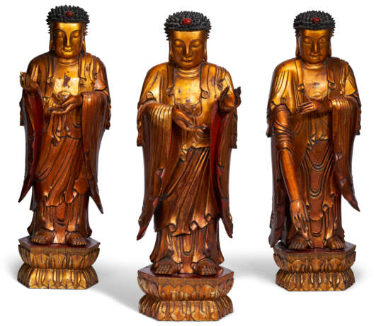 THREE GILT-LACQUER WOOD FIGURES OF BUDDHA - Foto 2