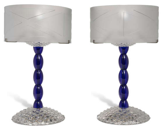 A PAIR OF FRENCH BLUE, ETCHED AND CUT-GLASS TABLE LAMPS - Foto 1