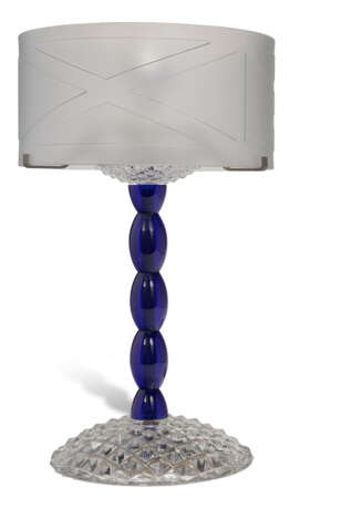 A PAIR OF FRENCH BLUE, ETCHED AND CUT-GLASS TABLE LAMPS - Foto 2