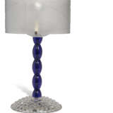 A PAIR OF FRENCH BLUE, ETCHED AND CUT-GLASS TABLE LAMPS - Foto 3