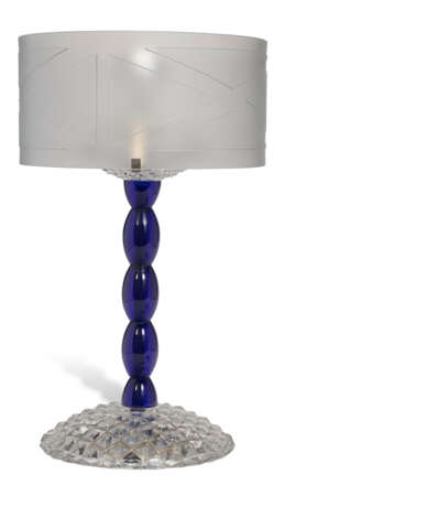 A PAIR OF FRENCH BLUE, ETCHED AND CUT-GLASS TABLE LAMPS - Foto 3