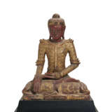 A SOUTH-EAST ASIAN RED-PAINTED AND PARCEL-GILT SEATED FIGURE OF BUDDHA - Foto 1