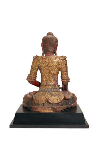 A SOUTH-EAST ASIAN RED-PAINTED AND PARCEL-GILT SEATED FIGURE OF BUDDHA - Foto 4