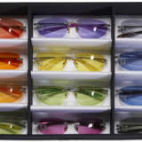 A GROUP OF TWELVE VARIOUSLY COLORED SUNGLASSES - Foto 2