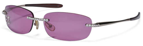 A GROUP OF TWELVE VARIOUSLY COLORED SUNGLASSES - Foto 3